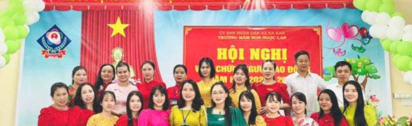 Tập thể cán bộ giáo viên nhân viên nhà trường