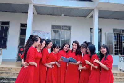 Giáo viên mầm non là những người thắp sáng những bước đi đầu đời của trẻ nhỏ bằng tất cả tình yêu thương, sự kiên nhẫn và lòng tận tụy. Họ không chỉ là người dạy chữ, dạy hát, dạy múa mà còn là người mẹ hiền thứ hai, chăm sóc từng bữa ăn, giấc ngủ và nâng niu từng cảm xúc của trẻ. Với trái tim ấm áp và sự sáng tạo không ngừng, các cô đã biến mỗi ngày đến lớp của trẻ thành một hành trình khám phá đầy niềm vui và ý nghĩa. Dù công việc vất vả, áp lực, nhưng giáo viên mầm non vẫn luôn âm thầm cống hiến, gieo những hạt giống đầu tiên của tri thức, đạo đức và nhân cách. Chính họ là nền tảng quan trọng góp phần hình thành nên những con người tốt đẹp trong tương lai. Những nụ cười hồn nhiên của trẻ chính là phần thưởng lớn lao nhất, tiếp thêm động lực để các cô tiếp tục gắn bó và yêu nghề hơn mỗi ngày.