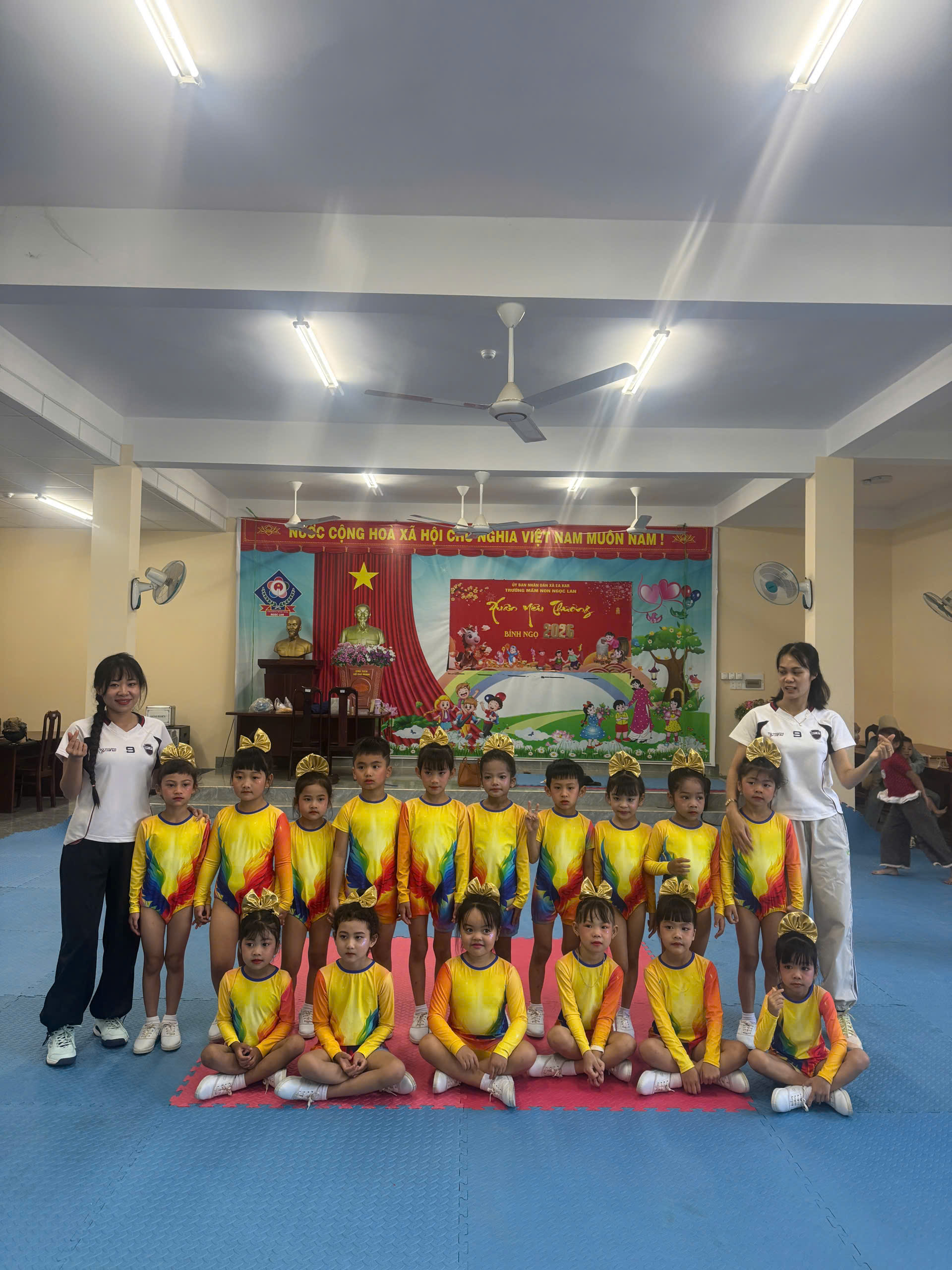 Cô và trò chuẩn bị hội thi Aerocbic cấp Xã