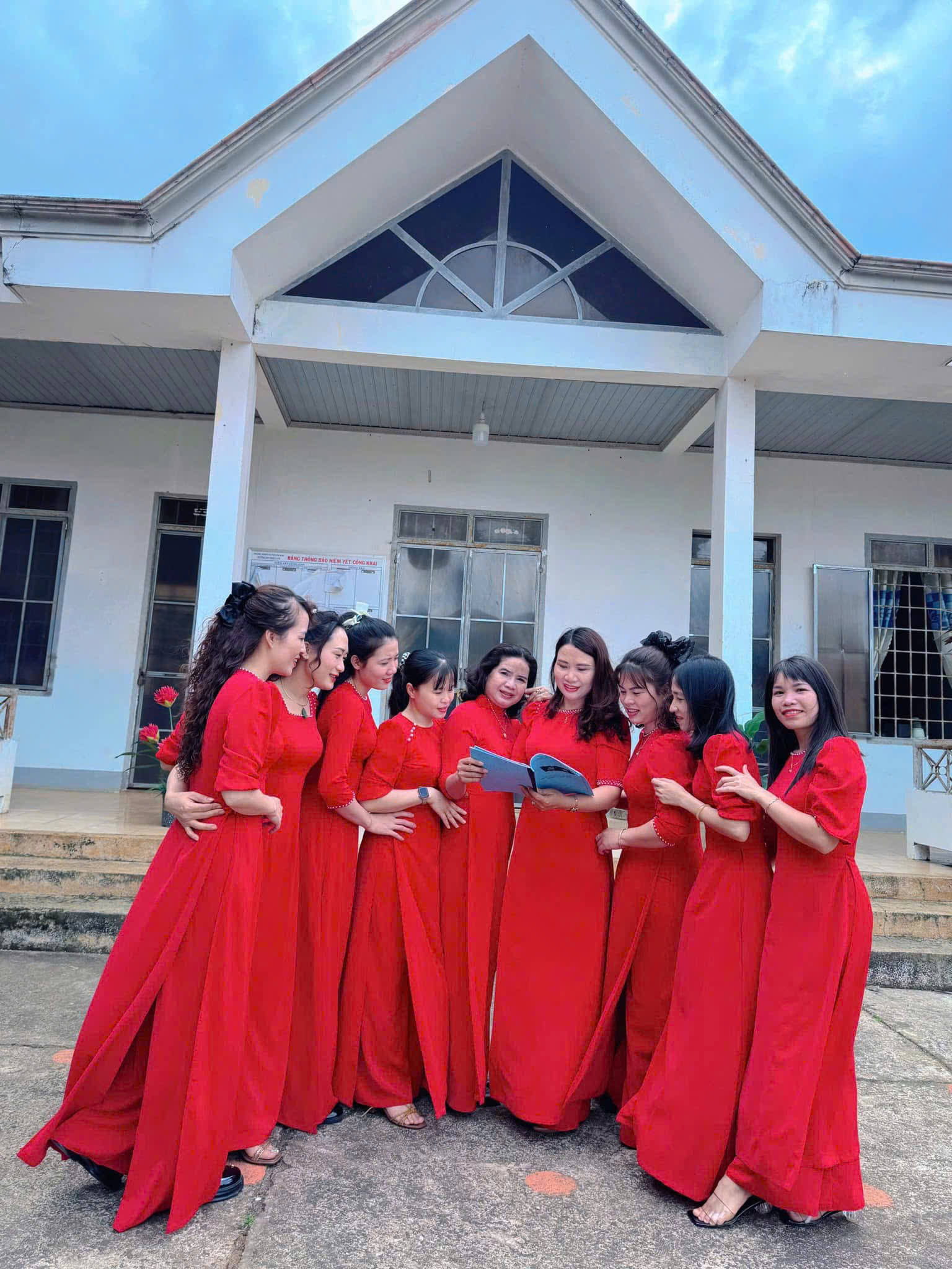 Giáo viên mầm non là những người thắp sáng những bước đi đầu đời của trẻ nhỏ bằng tất cả tình yêu thương, sự kiên nhẫn và lòng tận tụy. Họ không chỉ là người dạy chữ, dạy hát, dạy múa mà còn là người mẹ hiền thứ hai, chăm sóc từng bữa ăn, giấc ngủ và nâng niu từng cảm xúc của trẻ. Với trái tim ấm áp và sự sáng tạo không ngừng, các cô đã biến mỗi ngày đến lớp của trẻ thành một hành trình khám phá đầy niềm vui và ý nghĩa. Dù công việc vất vả, áp lực, nhưng giáo viên mầm non vẫn luôn âm thầm cống hiến, gieo những hạt giống đầu tiên của tri thức, đạo đức và nhân cách. Chính họ là nền tảng quan trọng góp phần hình thành nên những con người tốt đẹp trong tương lai. Những nụ cười hồn nhiên của trẻ chính là phần thưởng lớn lao nhất, tiếp thêm động lực để các cô tiếp tục gắn bó và yêu nghề hơn mỗi ngày.